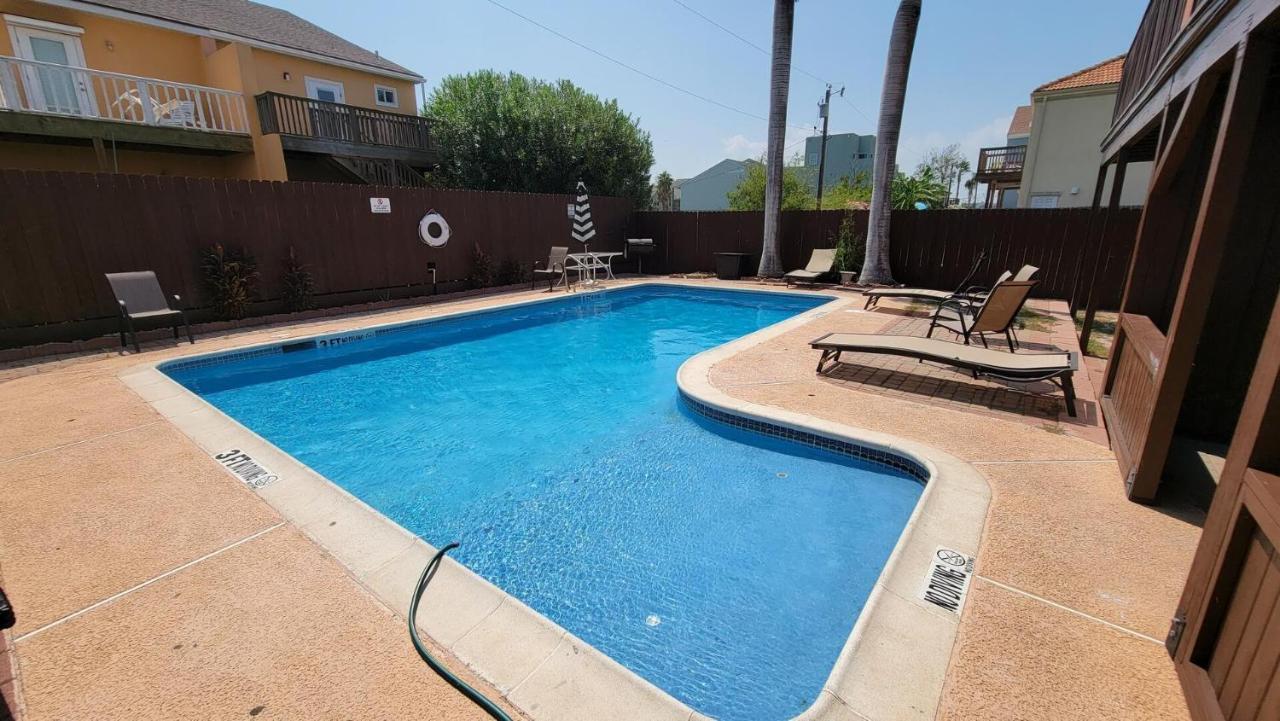 Cozy 2 Bedroom With Big Pool - Campeche Triplex Unit C Home South Padre Island Exterior photo